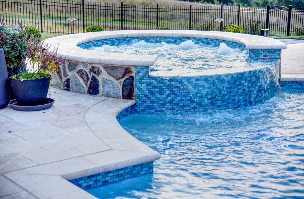 Building a swimming pool and tiling it with glass mosaics yourself is an ambitious project